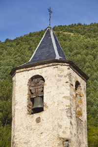 古董石教堂钟楼细节与森林背景。 垂直垂直垂直