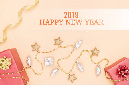 2019年新年快乐概念礼品盒或礼品盒，红色蝴蝶结，星星和金底球