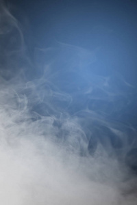 烟或雾在蓝色黑色背景