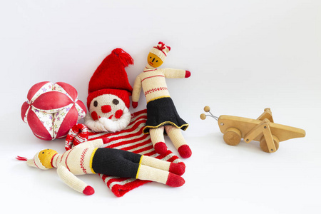 白色背景上有趣的老式儿童玩具的正面视图。 分类包括一个小丑，一个男娃娃，一个女娃娃，一个球和一个木制的蚱蜢。