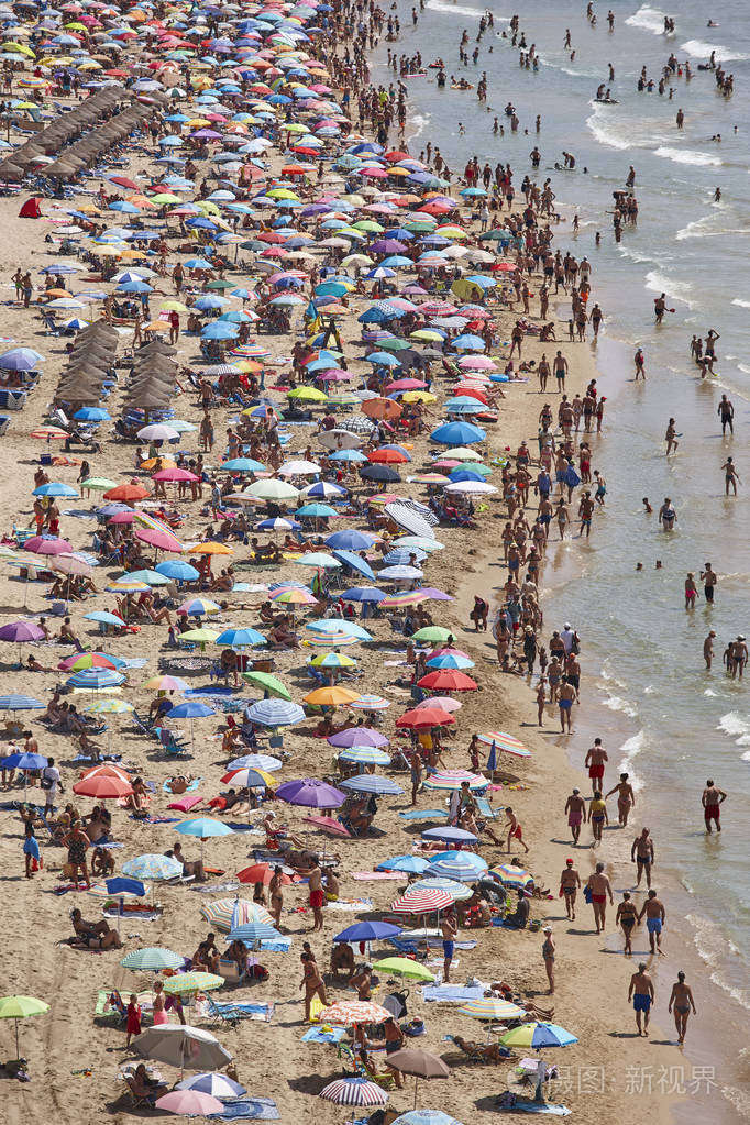 西班牙地中海海岸线卡尔佩海滩夏季人群阿尔坎特海景