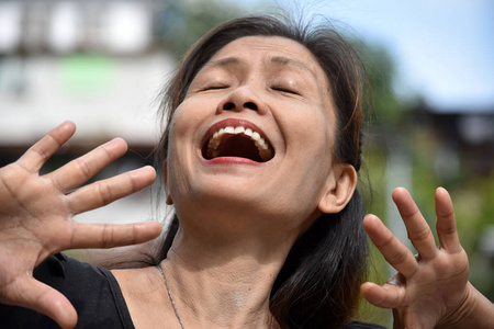 高级女人在相机在红笑自信高级的女人全身的高级女人开朗和微笑, 自信