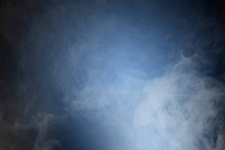 烟或雾在蓝色黑色背景
