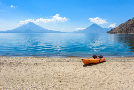 天堂海滩与椅子和皮艇在阿蒂特兰帕纳贾谢尔湖放松和娱乐海滩与瓦肯景观在危地马拉高地