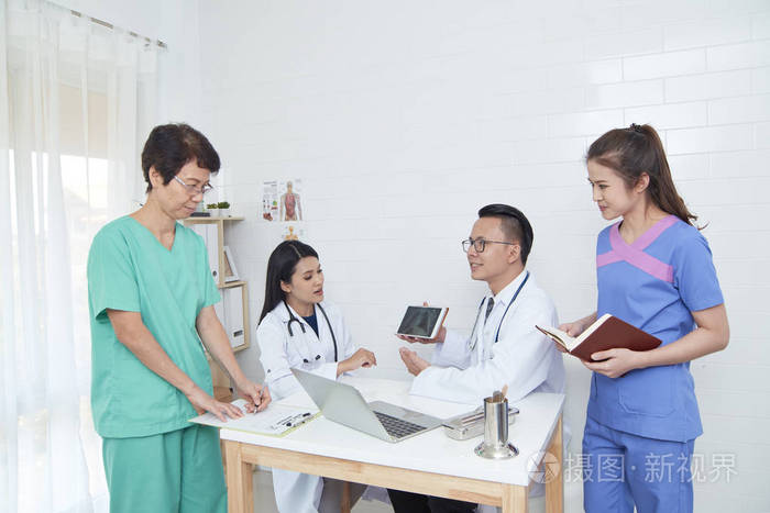 与其他医生,护士和外科医生一起在医院办公室或诊所工作的专业医生.