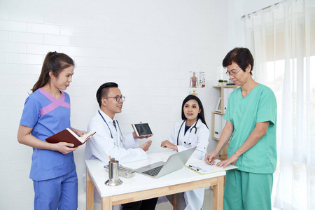 亚洲医疗保健人士团体。 与其他医生护士和外科医生一起在医院办公室或诊所工作的专业医生。 医疗技术研究所和医生服务理念。