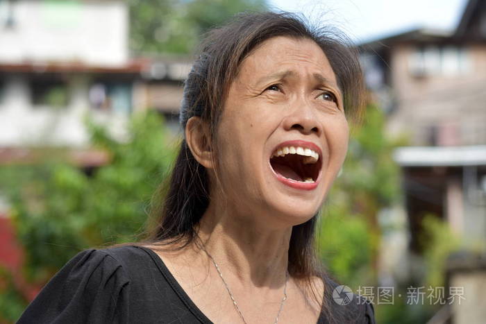 少数民族女性高级喊叫