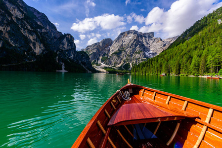 白云石山意大利苏迪罗尔的布莱斯湖也称为布拉格野生或泻湖。 在高山湖上有典型的木船的浪漫地方。 徒步旅行和冒险。