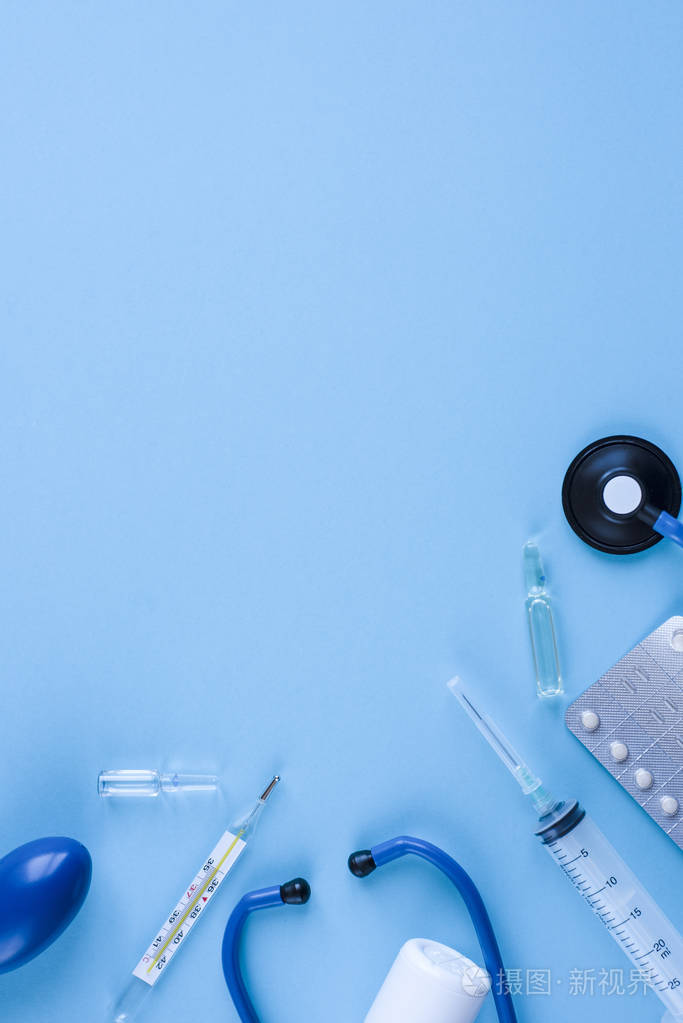 蓝色背景下的不同医疗设备从顶部的视图