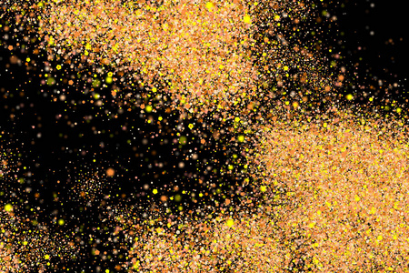 金色闪光爆炸。 金色粒子的飞溅。 黑色背景上孤立的抽象纹理