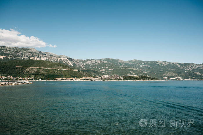 黑山风景的美丽景色。海和山。远处的建筑物