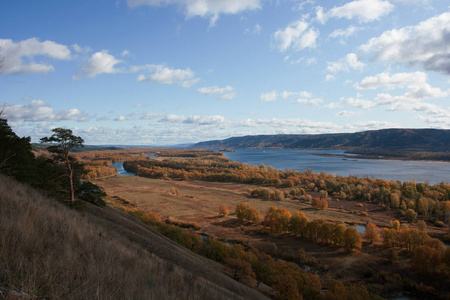秋天在托利亚蒂市附近的伏尔加河和志古利山的景色。
