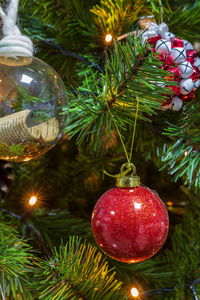 贴在圣诞树上悬挂装饰物品，包括看得见的装饰球