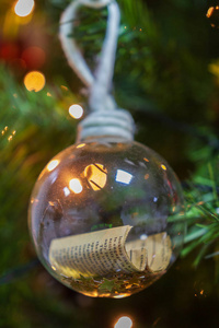 近在一棵圣诞树上，一个悬挂着的装饰信息球在眼前