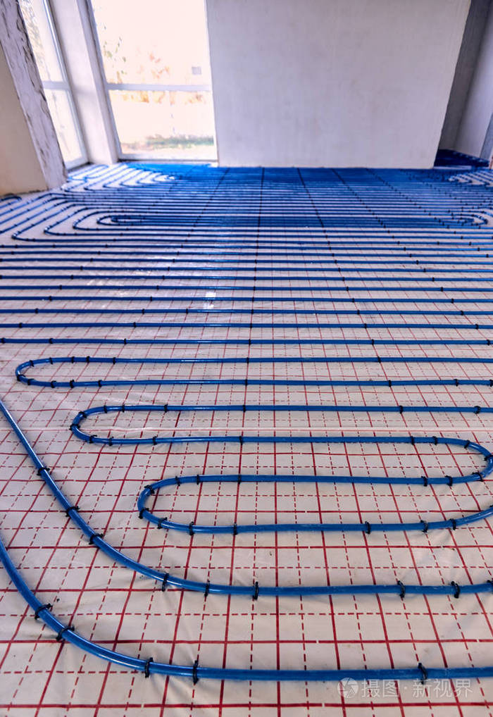 在建筑工地铺设地暖管道