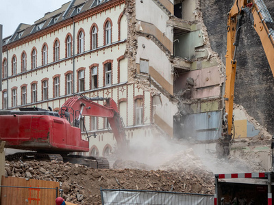 旧建筑物反射挖机拆除房屋重建在柏林德国.