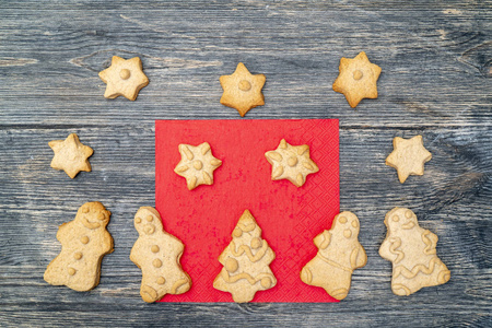 姜饼饼干圣诞数字从面团烘焙在烤箱。 在烤纸上。 圣诞餐的概念。