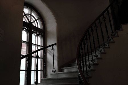 塔楼内的圆形螺旋楼梯和一个高大的哥特式窗户照片