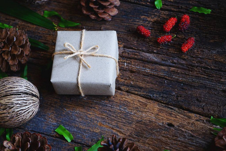 环保礼品盒用棕色纸包装，绿色新年礼物概念，复印空间