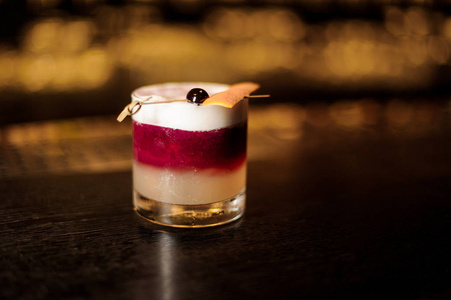 一杯纽约酸鸡尾酒, 一杯红色浆果和橘子的热情照片