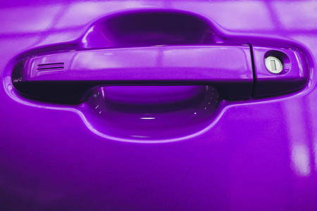 抽象照片汽车门把手紫色和锁