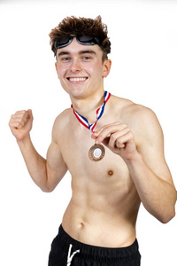 成功的白种人年轻成年游泳者被隔离在白色背景上并获奖