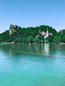 斯洛文尼亚湖上有教堂城堡山脉和水下铁轨，欧洲