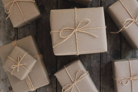 环保礼品盒用棕色纸包装，绿色新年礼物概念，复印空间