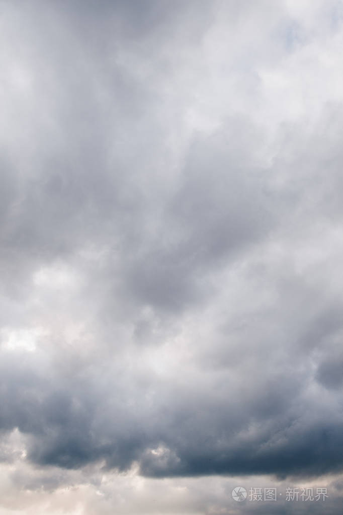 灰色的云彩在白天部分遮住了天空