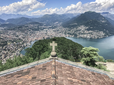 蓝色的山湖。山之间的湖面..有石头横过湖面的瓦屋顶