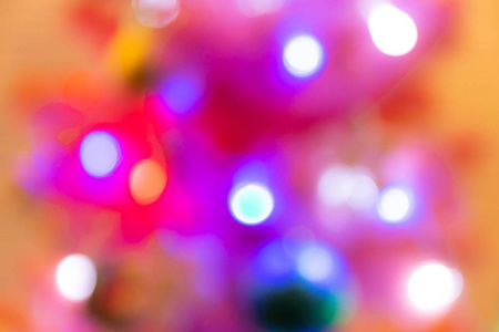 在圣诞树和花环的背景下，明亮的鳕鱼在猪的2019年新年