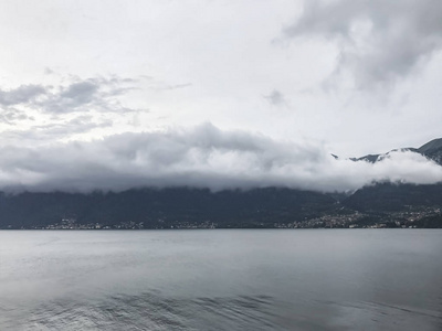 意大利科莫湖上空的云彩，灰色的天空