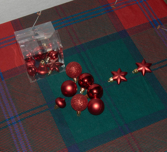 圣诞形象球和更多的红色