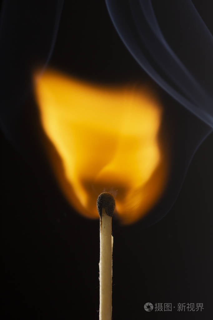 燃烧的木制火柴黑色背景上有一个红色的火柴头近点