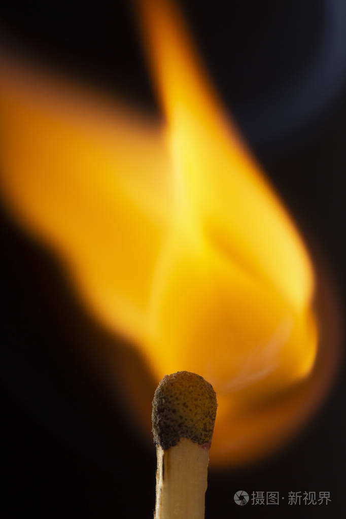 燃烧的木制火柴黑色背景上有一个红色的火柴头近点