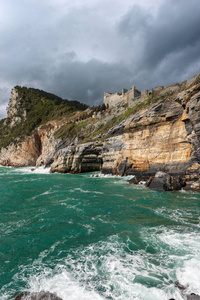 位于地中海沿岸岩石海岸的多里亚城堡1164年xix世纪。 意大利，欧洲
