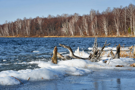 天然纪念碑湖Uvildy在深秋晴朗的天气车里雅宾斯克地区。 俄罗斯