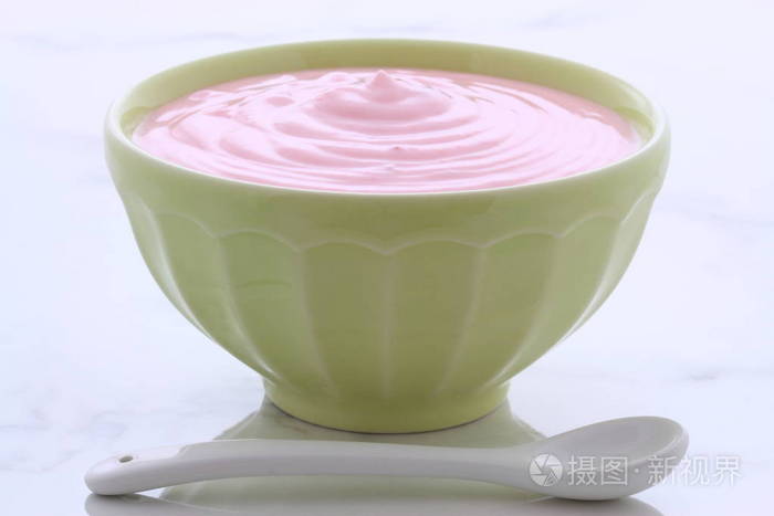 美味的慢煮希腊草莓酸奶，有很多水果和蛋白质。 适合你的减肥计划。