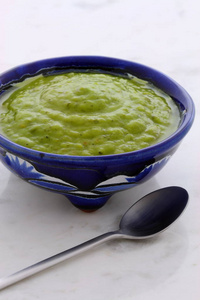 墨西哥鳄梨酱用新鲜鳄梨,柠檬汁,醋和甜椒制成,放在手工陶罐上照片