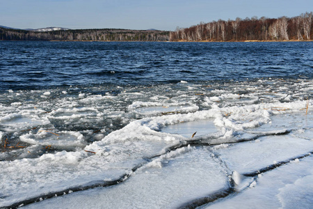 俄罗斯乌拉尔南部。十一月乌维迪湖上的小浮冰