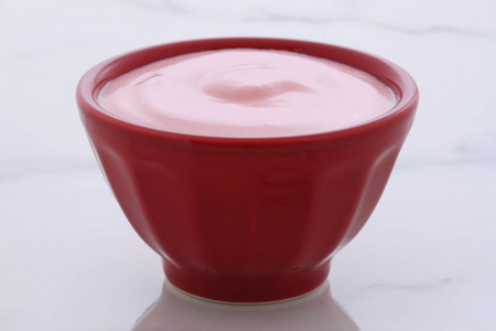 工匠慢炒希腊草莓酸奶，有很多水果和蛋白质。 适合你的减肥计划。