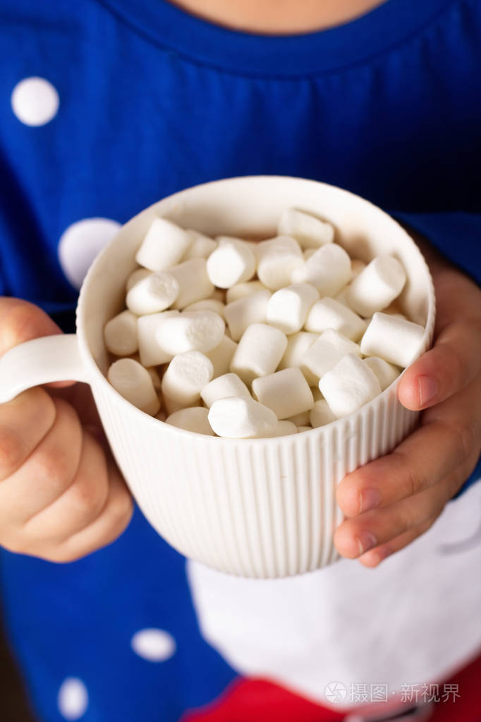 婴儿手拿着一杯可可和棉花糖照片-正版商用图片15c8ah-摄图新视界