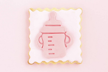 粉色奶瓶糕点新生儿概念图片