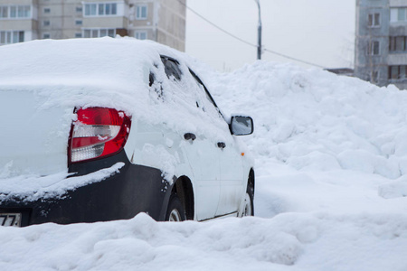 雪下的汽车。城市中的降雪