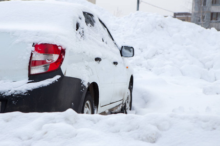 城市里的汽车在雪下