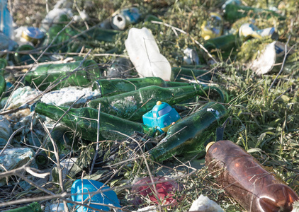 垃圾堆上的儿童玩具,在酒精垃圾中失去了童年照片