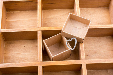 在装有隔间和心脏的木箱内打开纸板箱