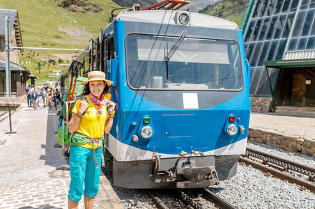 快乐微笑的旅游妇女乘火车在山上旅行