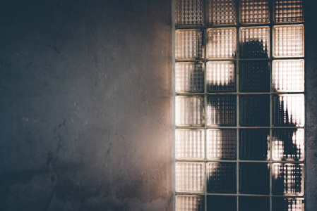 女人的影子在镜子后面反射. 鬼魂和邪恶的概念. 纠缠和恐怖主题.