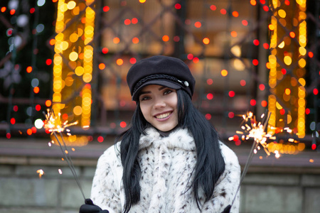 在花环上戴着黑色帽子庆祝新年的快乐黑发女人模糊的背景